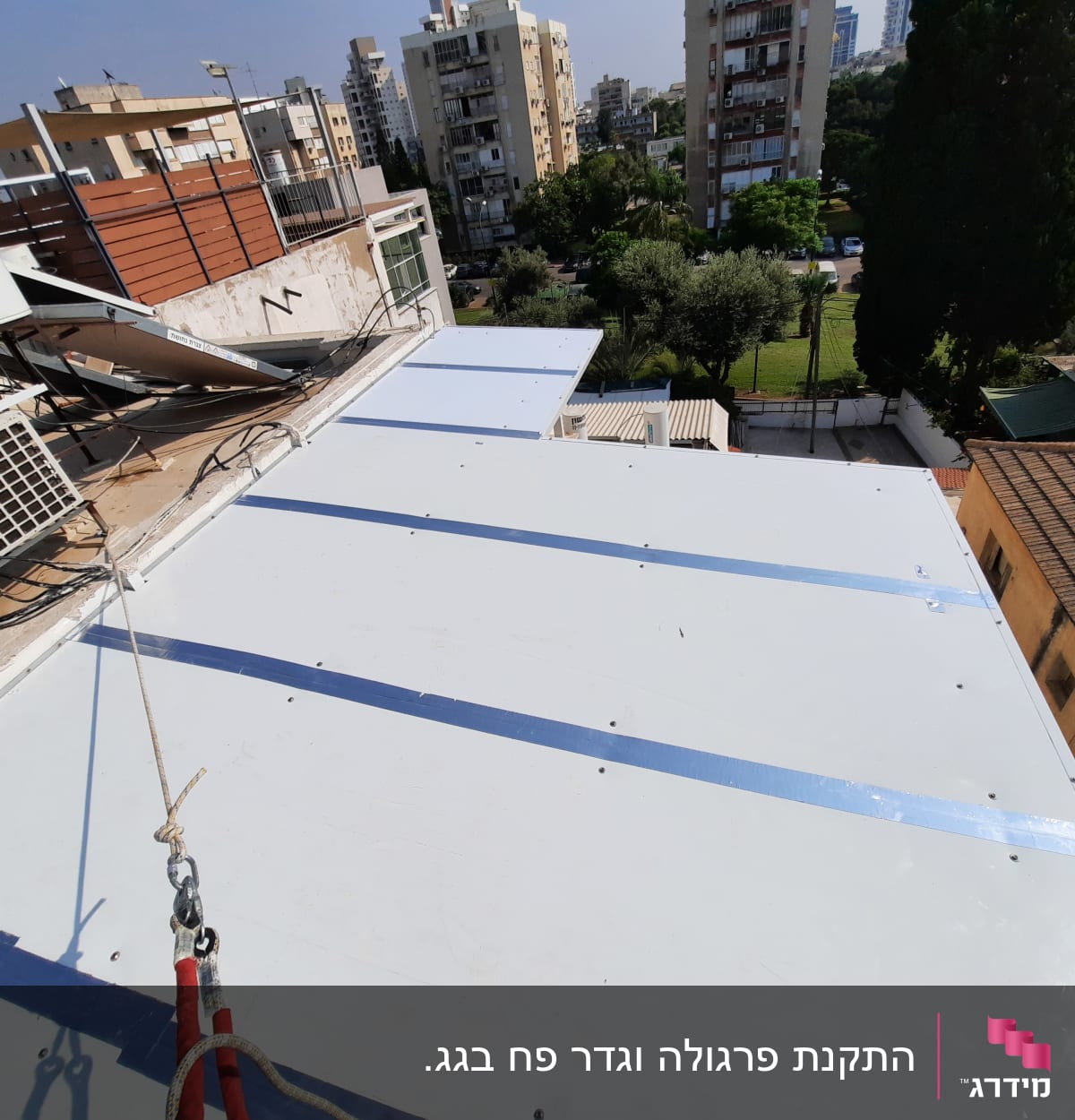 גג עם פרגולה מאלומיניום וחיבורים גלויים